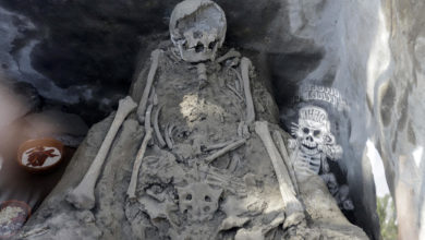 Zona arqueológica de Cholula en México exhibe altar de cráneos en Día de Muertos