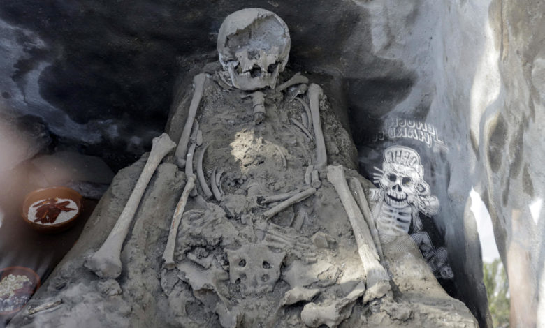 Zona arqueológica de Cholula en México exhibe altar de cráneos en Día de Muertos