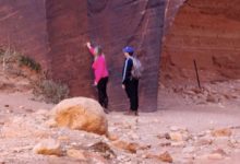 Arrestan a mujer por vandalismo en petroglifos históricos cerca de la frontera entre Utah y Arizona