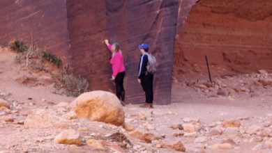 Arrestan a mujer por vandalismo en petroglifos históricos cerca de la frontera entre Utah y Arizona