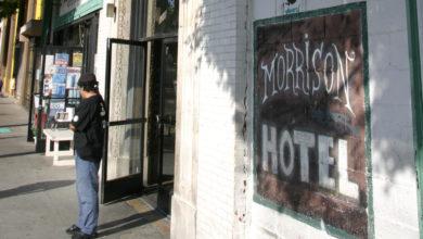 Un incendio destruye el Hotel Morrison de Los Ángeles, portada del álbum de 'The Doors'