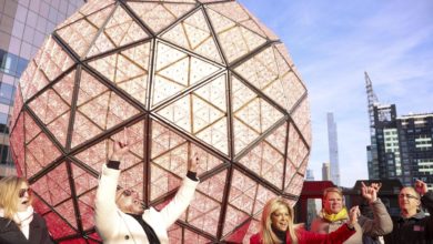 Pitbull instala último cristal de la icónica bola que cada Fin de Año cae en Times Square