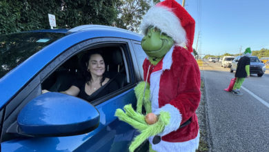 'Grinch' ofrece ¿multa o cebolla? a conductores infractores en los Cayos de Florida