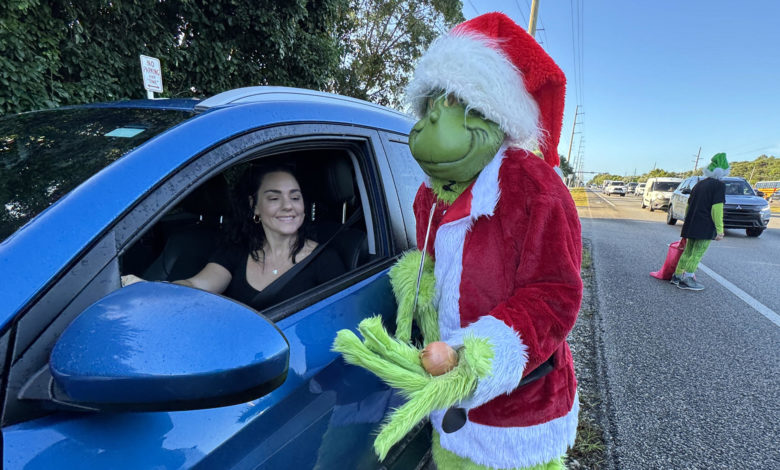 'Grinch' ofrece ¿multa o cebolla? a conductores infractores en los Cayos de Florida