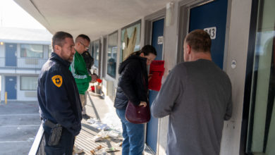 Policía de Salt Lake City lleva a cabo varias órdenes de registro relacionadas con drogas en un motel del centro de la ciudad