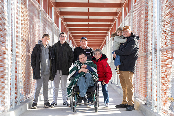 Un hombre en silla de ruedas de South Jordan es el primero en utilizar el nuevo puente peatonal de UDOT