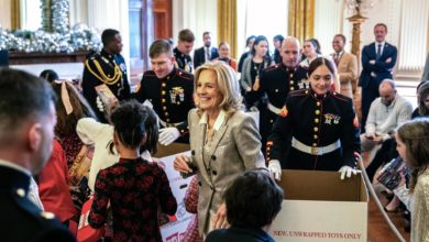 La Casa Blanca y los Marines de EE.UU. entregan miles de juguetes a niños desfavorecidos