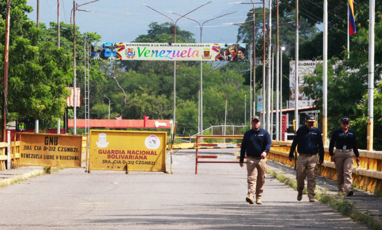 Venezuela reabre la frontera con Colombia tres días después del cierre por la investidura