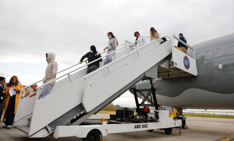 Aterriza en Bogotá el primero de los dos aviones colombianos que trae deportados de EE.UU.