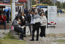 Colombianos y venezolanos van a la embajada de EE.UU. en busca de respuestas sobre visados