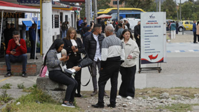 Colombianos y venezolanos van a la embajada de EE.UU. en busca de respuestas sobre visados