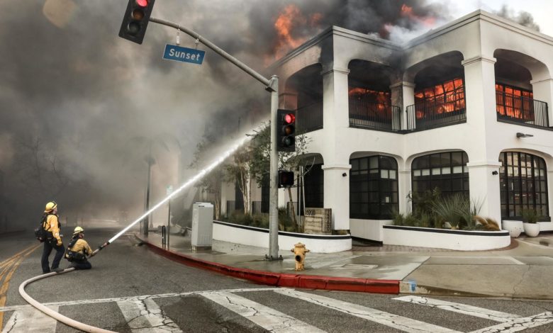 Seis incendios, la mayoría sin control, acorralan a Los Ángeles y dejan cinco muertos