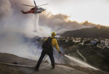 Los Ángeles declara el estado de emergencia por incendios sin control con 30.000 evacuados