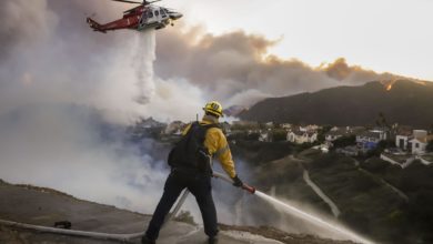 Los Ángeles declara el estado de emergencia por incendios sin control con 30.000 evacuados