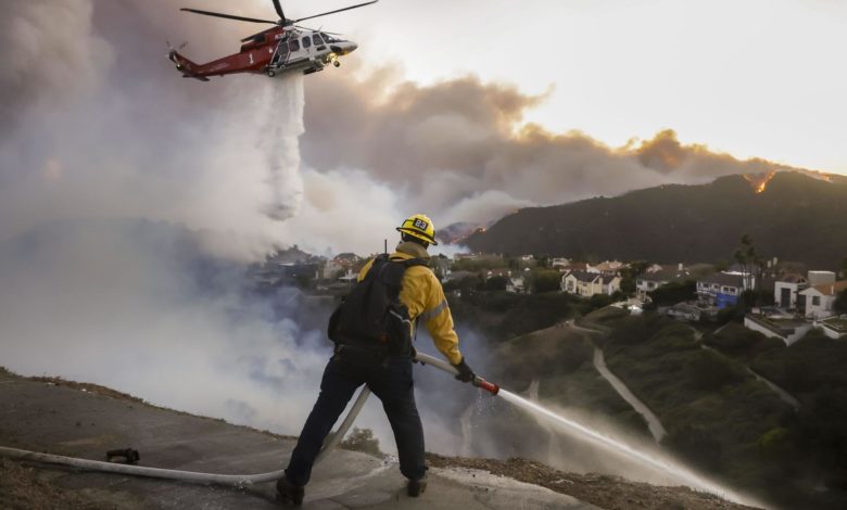 Los Ángeles declara el estado de emergencia por incendios sin control con 30.000 evacuados