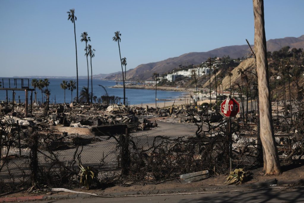 Los fuertes vientos amenazan con empeorar los incendios de Los Ángeles