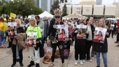 Las cuatro soldado liberadas de Gaza cruzan a Israel para reunirse con sus familias