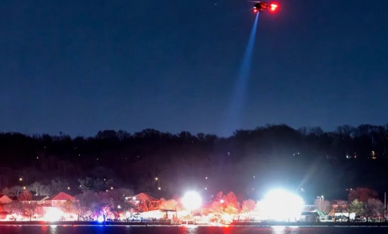 Un avión con 64 personas a bordo se estrella contra un helicóptero militar en Washington (+VIDEO)