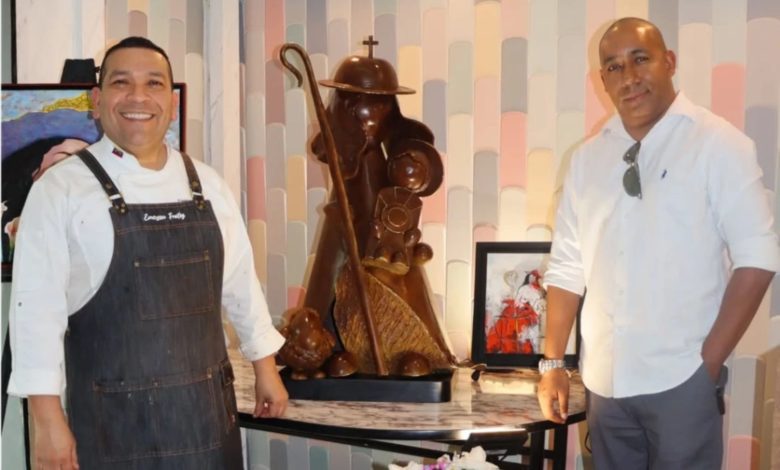 El Chef venezolano que rindió homenaje a la Divina Pastora con una enorme escultura de chocolate