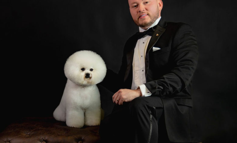 Freddy Guzmán, el líder latino en el mundo de las exposiciones caninas con bichón frisé