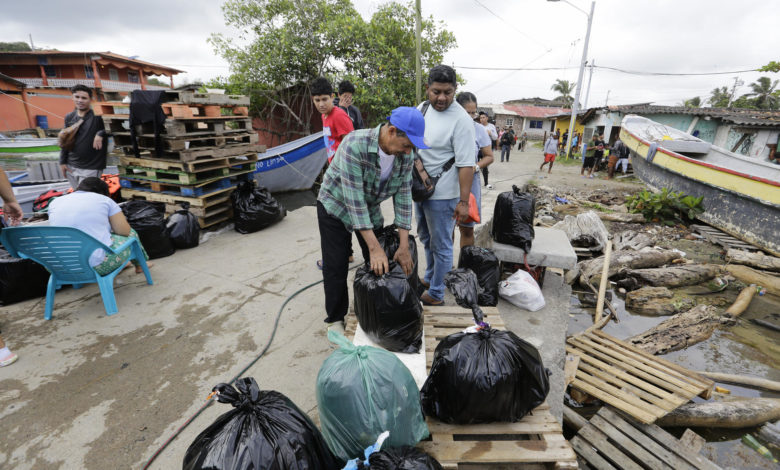 Migrantes buscan en las redes sociales nuevas rutas en su viaje de retorno a Suramérica