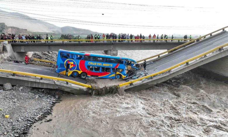 Al menos dos muertos tras colapso de puente en la carretera del puerto peruano de Chancay