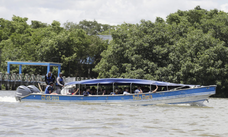 Una niña venezolana muerta y 20 rescatados en naufragio de lancha con migrantes en Panamá