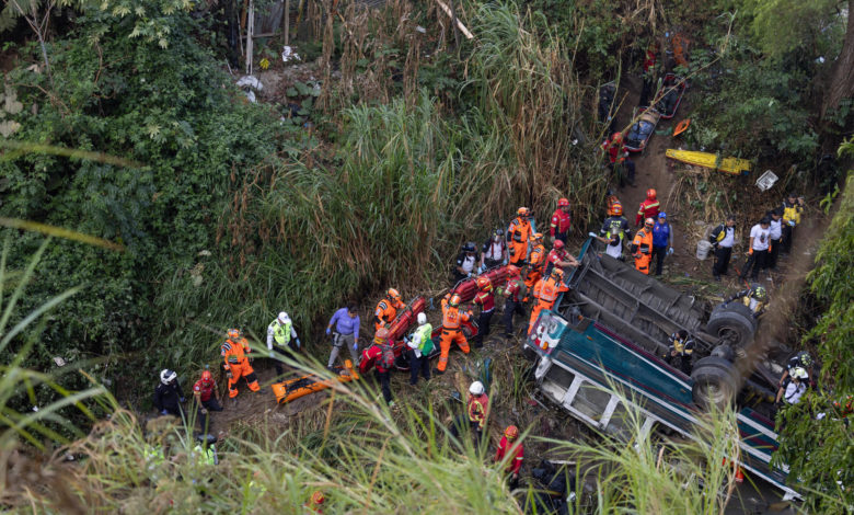 Aumentan a más de 40 los fallecidos en accidente de bus que cayó de un puente en Guatemala