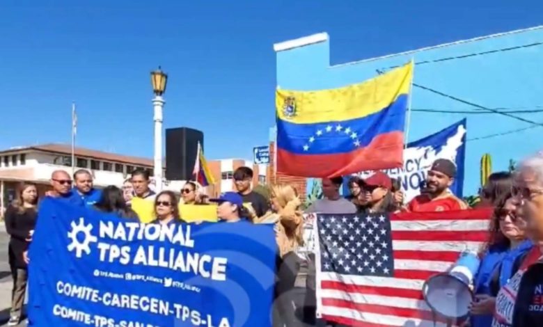 Venezolanos demandan a la administración Trump por revocación del TPS