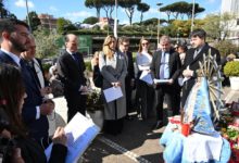 Fieles argentinos rezan por el papa ante el hospital de Roma con imagen de Virgen de Luján