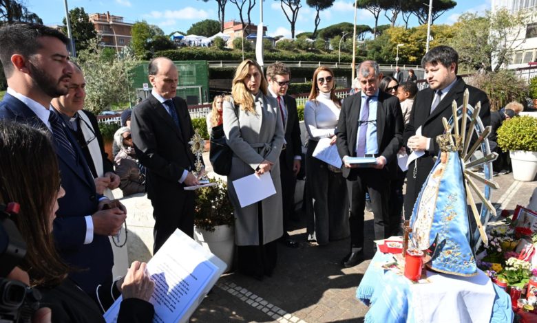 Fieles argentinos rezan por el papa ante el hospital de Roma con imagen de Virgen de Luján