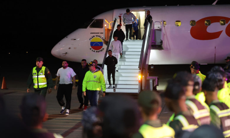 Venezuela informa que dos colombianos viajaron en vuelos de repatriación de migrantes