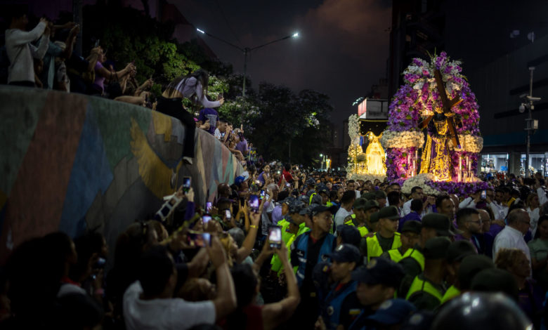 Venezolanos piden salud al Nazareno de San Pablo en su multitudinaria procesión en Caracas