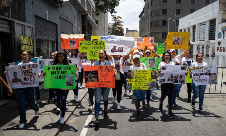 Familias de venezolanos en El Salvador exigen pruebas de vida de sus parientes detenidos
